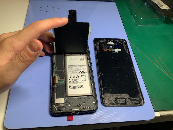 GalaxyS8の画面交換ならデータをそのまま・最短即日修理のスマホ修理工房ラザウォーク甲斐双葉店へ